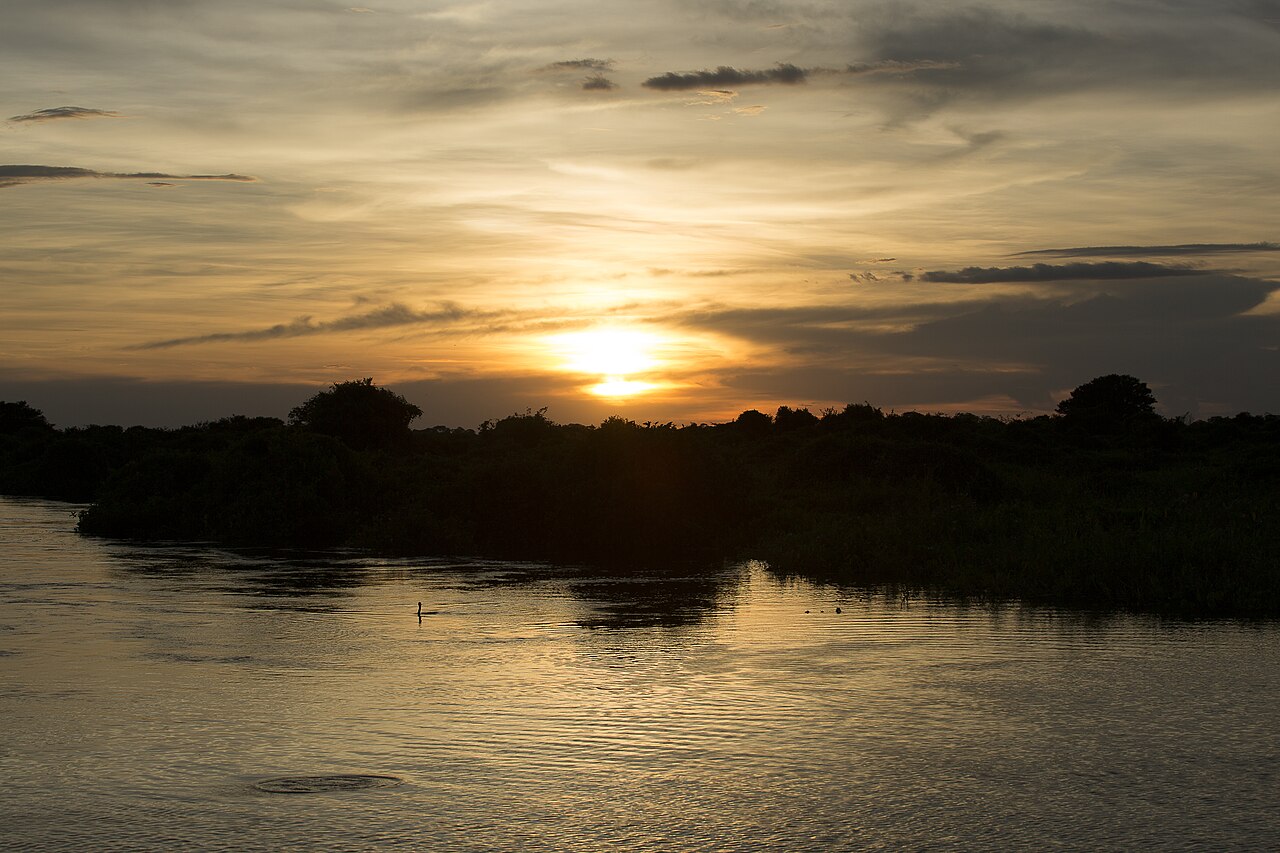 Pôr do sol em estrada no Pantanal mato-grossense